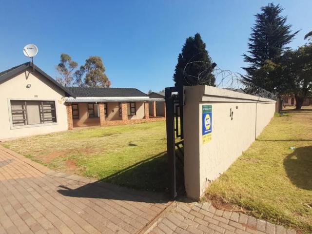 4 Bedroom house for sale in Fleurhof, Roodepoort