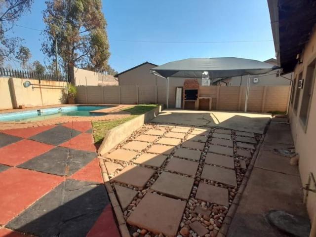 4 Bedroom house for sale in Fleurhof, Roodepoort
