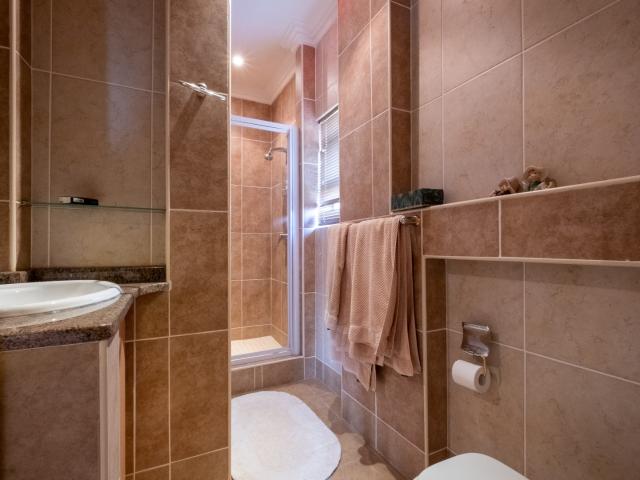 4 Bedroom House For Sale in Kosmos Ridge