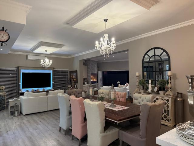 4 Bedroom House For Sale in Kragga Kamma