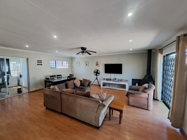 4 Bedroom House For Sale in Kunene Park