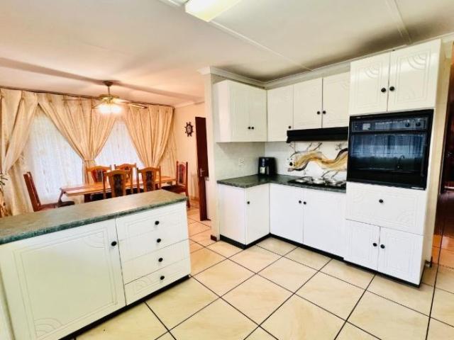 4 Bedroom House For Sale in Hayfields