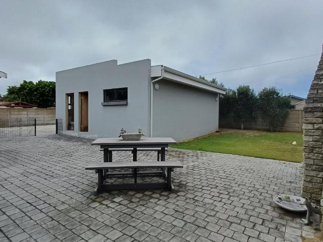 4 Bedroom house for sale in Hartenbos Central