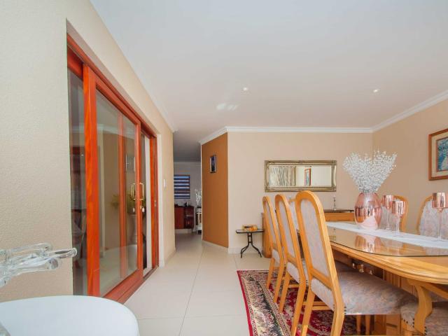 4 Bedroom House For Sale in Heuningklip
