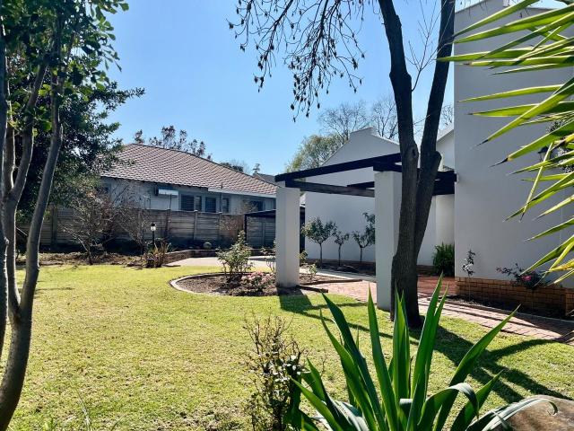 4 Bedroom House For Sale in Heuwelsig