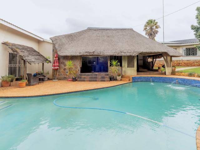 4 Bedroom House For Sale in Helderkruin