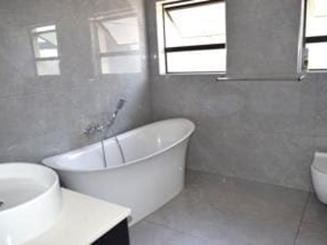 4 Bedroom House For Sale in Helderwyk