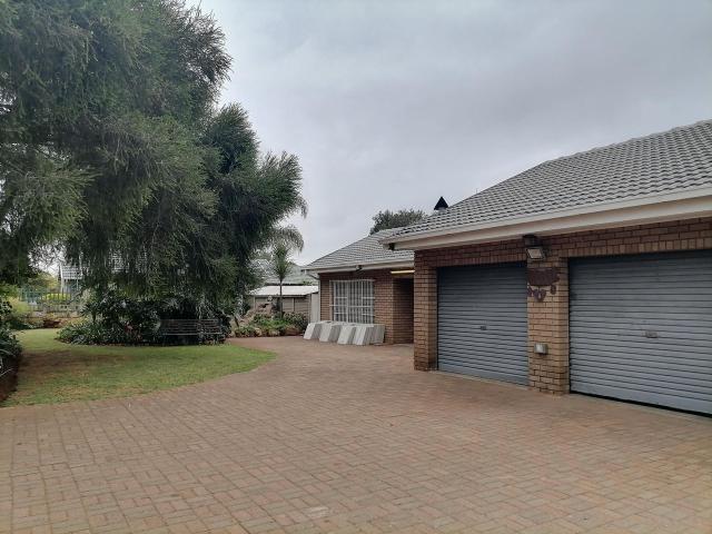 4 Bedroom House For Sale in Helikonpark