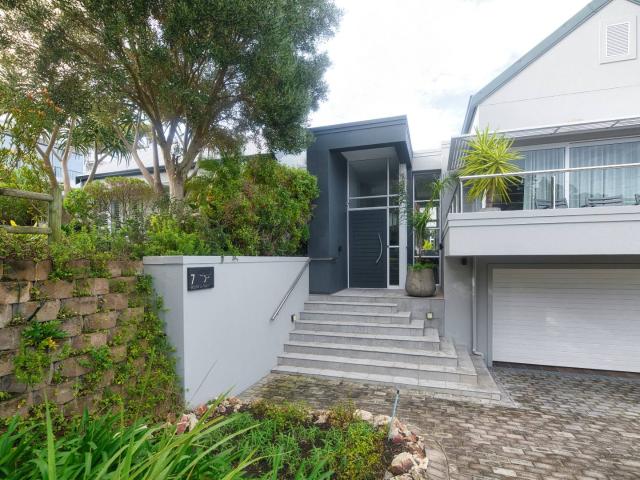 4 Bedroom House For Sale in Hemel en Aarde Estate