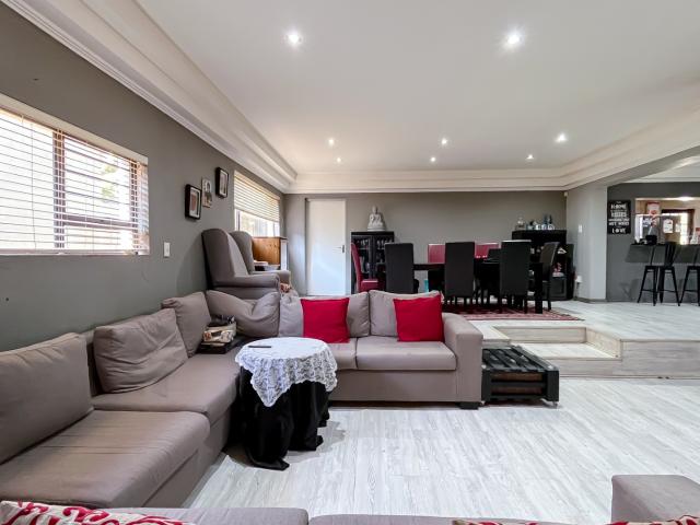 4 Bedroom House For Sale in Highway Gardens