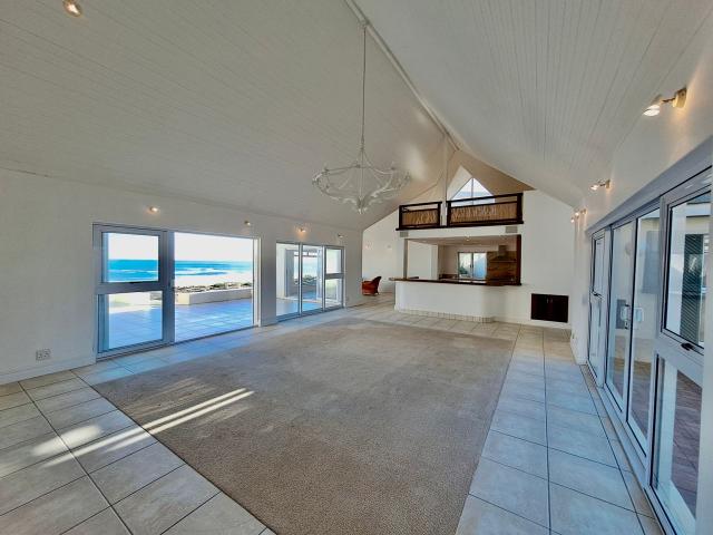 4 Bedroom House For Sale in Jakkalsfontein