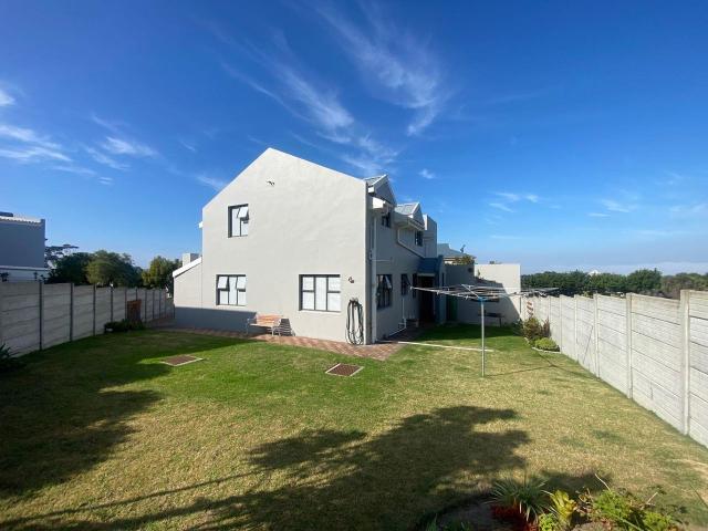 4 Bedroom House For Sale in Onrus