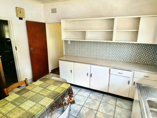 4 Bedroom House For Sale in Oos Einde