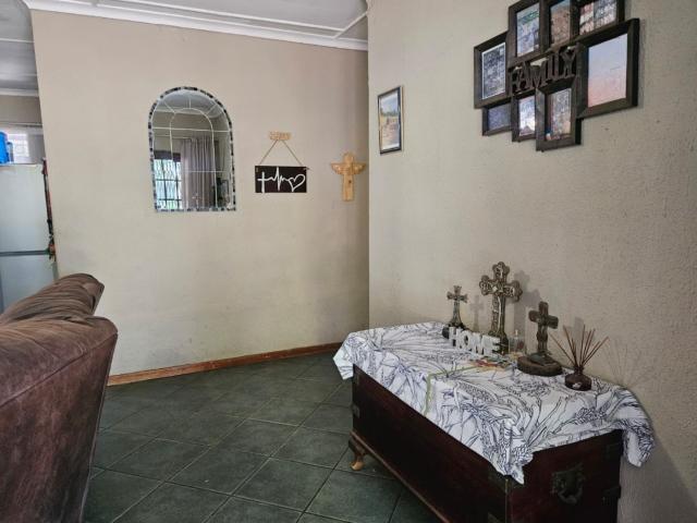 4 Bedroom House For Sale in Oos Einde
