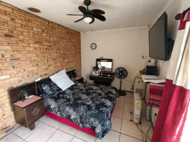 4 Bedroom House For Sale in Oos Einde