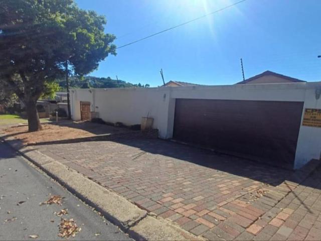 4 Bedroom House For Sale in Oakdene