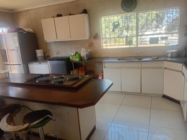 4 Bedroom House For Sale in Oakdene