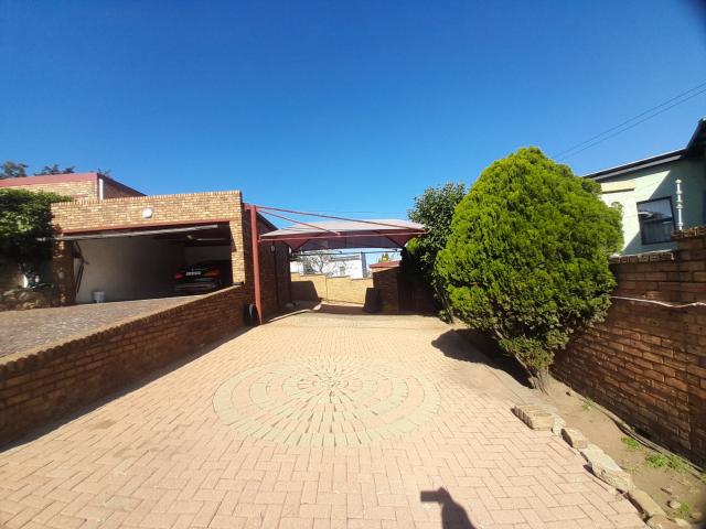 4 Bedroom House For Sale in Oakdene