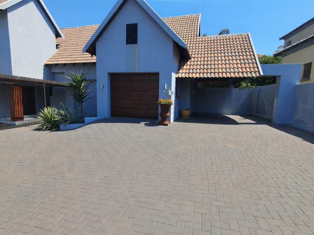 4 Bedroom House For Sale in Olympus AH