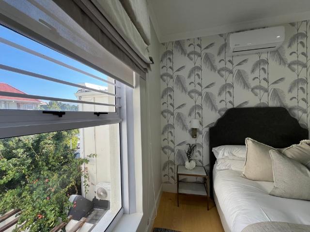 4 Bedroom House For Sale in Oranjezicht
