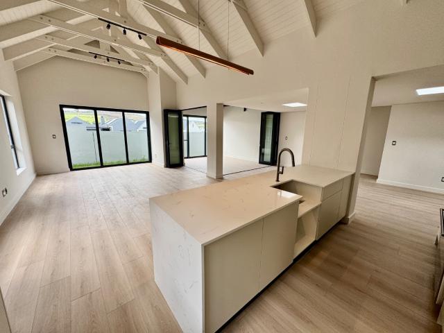 4 Bedroom House For Sale in Longlands Estate