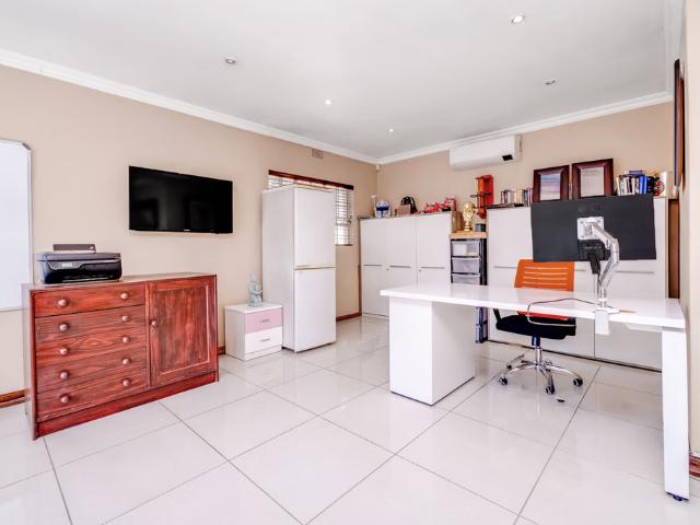 4 Bedroom House For Sale in Lonehill