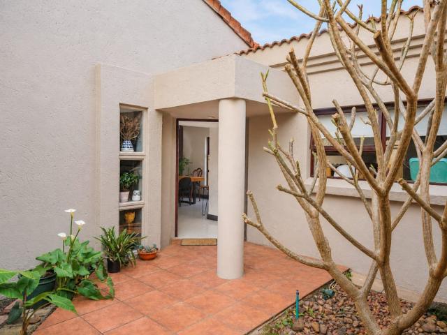 4 Bedroom House For Sale in Lonehill