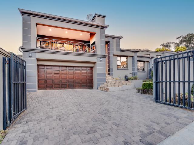 4 Bedroom House For Sale in Lonehill