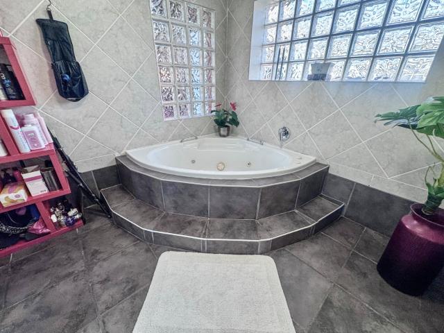 4 Bedroom House For Sale in Lorraine