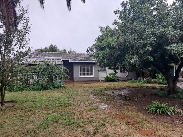 4 Bedroom House For Sale in Langenhovenpark