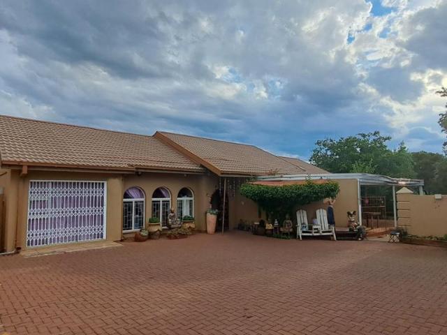 4 Bedroom House For Sale in Langenhovenpark