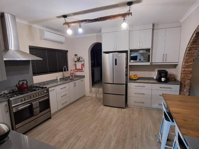 4 Bedroom House For Sale in Langerug