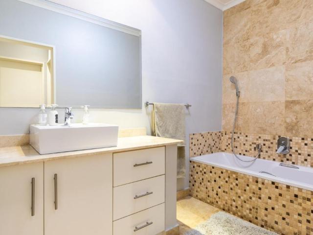 4 Bedroom house for sale in Lemoenkloof, Paarl