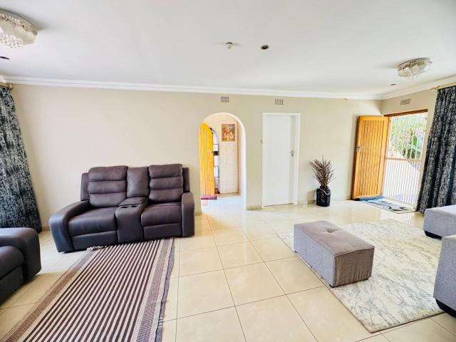 4 Bedroom House For Sale in Lenasia South