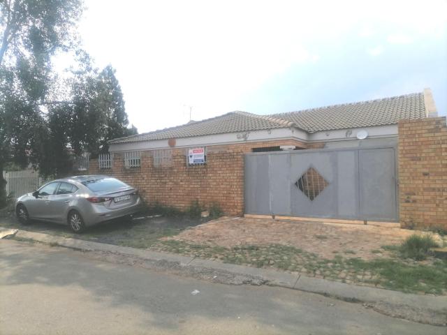 4 Bedroom House For Sale in Lenasia South