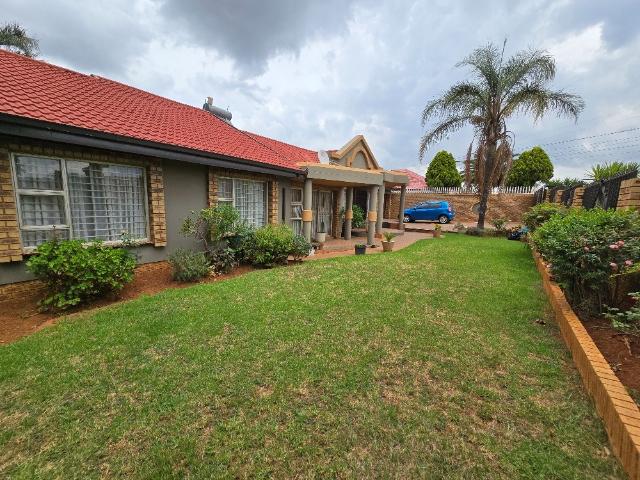 4 Bedroom House For Sale in Lenasia South