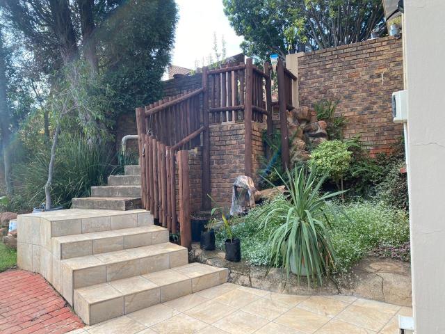 4 Bedroom House For Sale in Mountain View
