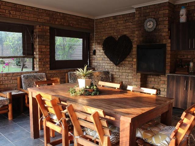 4 Bedroom House For Sale in Model Park