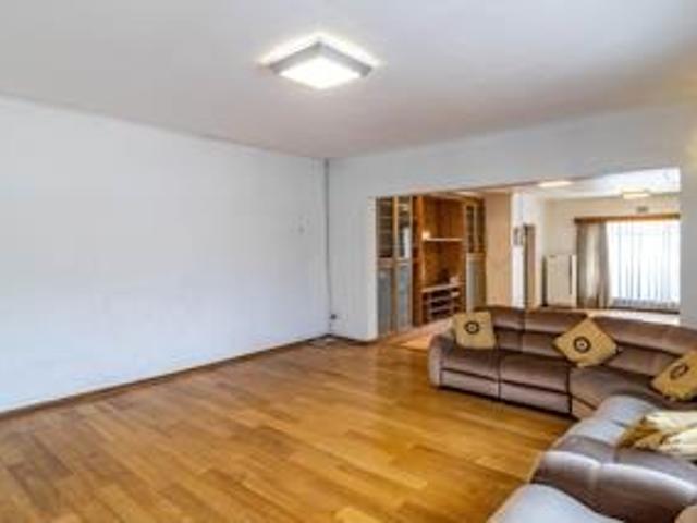 4 Bedroom House For Sale in Mondeor