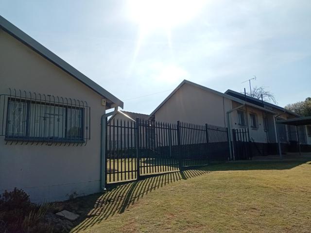 4 Bedroom House For Sale in Mondeor
