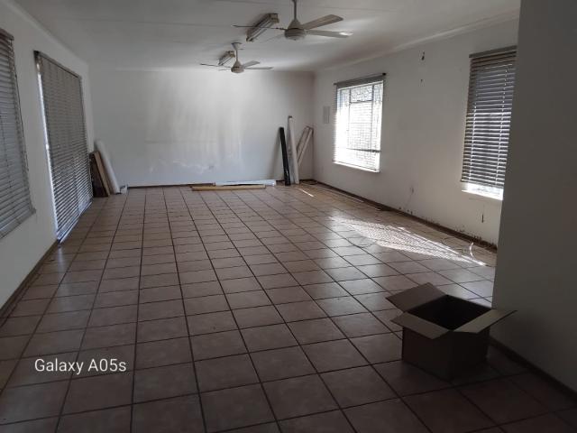 4 Bedroom House For Sale in Mondeor