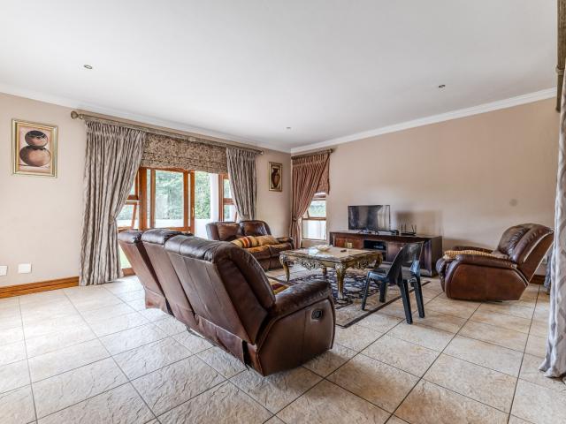 4 Bedroom House For Sale in Mooikloof Equestrian Estate