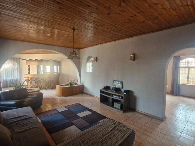 4 Bedroom House For Sale in Mayfield Park