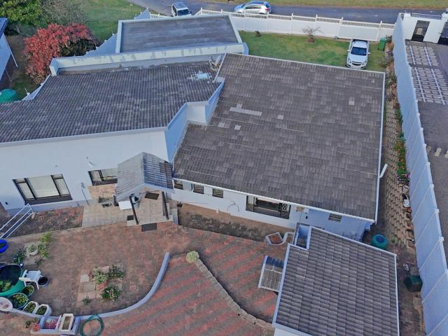 4 Bedroom House For Sale in Manaba Beach