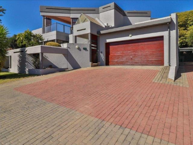 4 Bedroom House For Sale in Marais Steyn Park