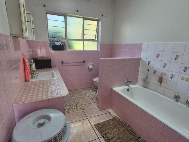 4 Bedroom House For Sale in Meadowbrook