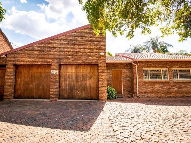 4 Bedroom House For Sale in Menlo Park
