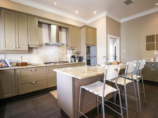 4 Bedroom House For Sale in Midfield Estate