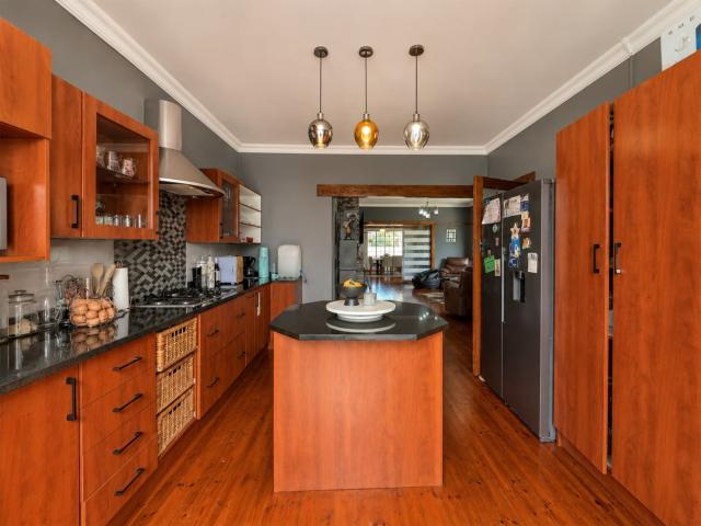 4 Bedroom House For Sale in Mill Park