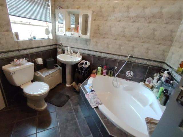 4 Bedroom House For Sale in Mulbarton